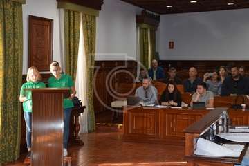 Luna y Dahelire claman por la paz en el mundo desde el Pleno de Telde (Foto TA)